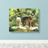 森の中の二つの灰色のオオカミ キャンバスプリント (インサイチュ (ウッドフロア))