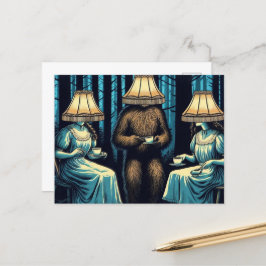 森の中の女性とサスカッチLampshade帽子 ポストカード