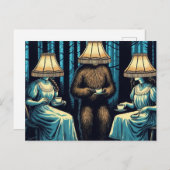 森の中の女性とサスカッチLampshade帽子 ポストカード (正面/裏面)
