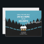 森の中の家と休日のための新しい家 カード<br><div class="desc">青でアドレスの発表の変更は、森の中の居心地の良い小さなキャビンと松の木とレトロなスタイルの森を特徴とする。♥オリジナルのアートワークbyPUPSIKU STUDIO.100%製ユニーク品。</div>