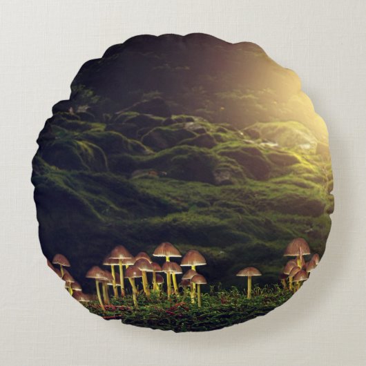 森の中の熟した野生のキノコ ラウンドクッション (正面)
