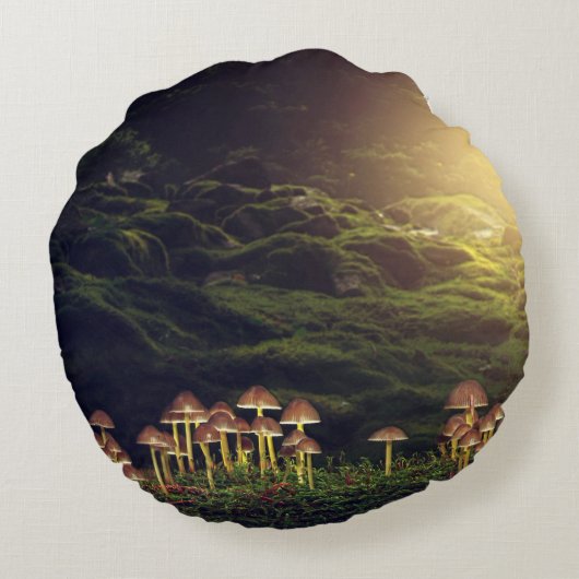森の中の熟した野生のキノコ ラウンドクッション (裏面)