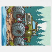 森の中の緑のモンスタートラック フリースブランケット (正面(横))