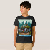 森の中の緑のモンスタートラック Tシャツ (正面フル)