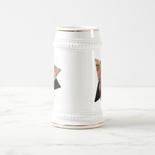 森の中の美しいオスの森の鴨 ビールジョッキ (中央)