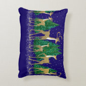 森の中の雪に覆われた冬のシカ |青 | アクセントクッション (裏面(縦))