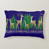 森の中の雪に覆われた冬のシカ |青 | アクセントクッション (裏面)