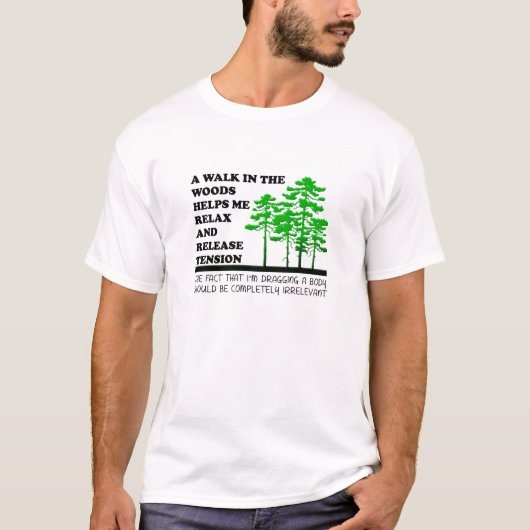 森の中を歩く面白いTシャツ Tシャツ (正面)