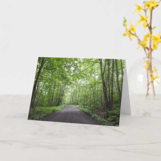 森の中を歩く – すべての行事 カード (黄色い花)