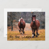 森の中を競走するワイルドウマ ポストカード (正面/裏面)