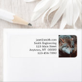 森の中を見ているグレー・ウルフ ラベル (インサイチュ)