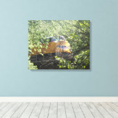 森の中を訓練する キャンバスプリント (インサイチュ (ウッドフロア))