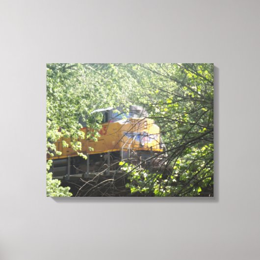 森の中を訓練する キャンバスプリント (正面)