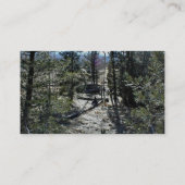 森の丸太の上に座っている男 名刺 (裏面)