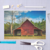 森の前に誇らしげに立つジョージアの納屋 薄葉紙 (クラフト)