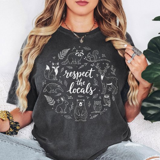 森の動物たちの円形デザイン　ロケーションを大切に Tシャツ