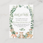 森の動物の緑が本を持ってベビー エンクロージャーカード (正面)