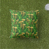森の地面のキノコとワラビ アウトドアクッション (芝生)