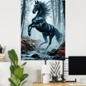 森の小川を駆け抜ける黒馬 ポスター (ホームオフィス)