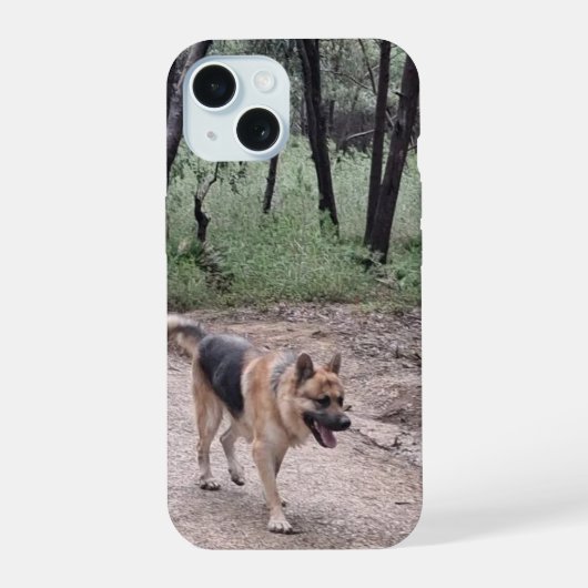 森の小道を歩くジャーマンシェパード iPhone 15ケース (裏面)