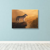 森の岩の上に立つ灰色のオオカミ キャンバスプリント (インサイチュ (ウッドフロア))