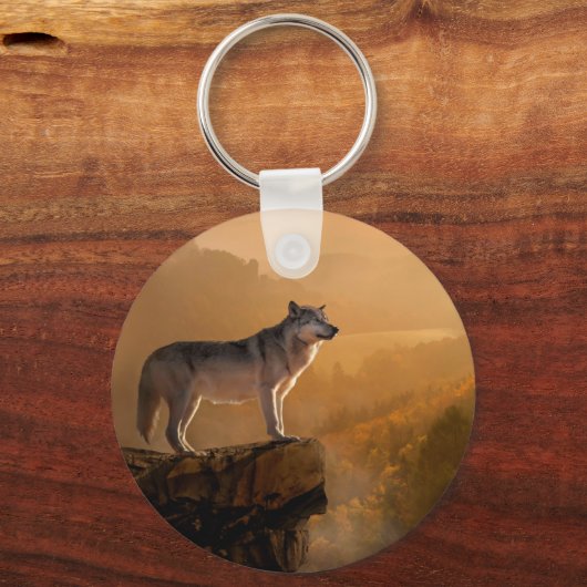 森の岩の上に立つ灰色のオオカミ キーホルダー (正面)