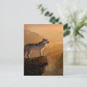 森の岩の上に立つ灰色のオオカミ ポストカード (スタンド正面)