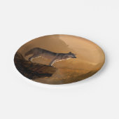 森の岩の上に立つ灰色の狼 ペーパープレート (アングル)