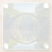 森の川に面した丸い灰色の岩橋 ガラスコースター (裏面)