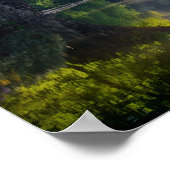 森の川に面した丸い灰色の岩橋 ポスター (角)