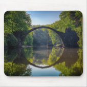 森の川に面した丸い灰色の岩橋 マウスパッド (正面)