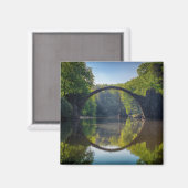 森の川に面した丸い灰色の岩橋 マグネット (正面/裏面)