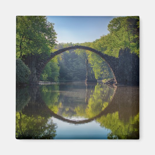 森の川に面した丸い灰色の岩橋 マグネット (正面)