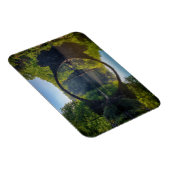 森の川に面した丸い灰色の岩橋 マグネット (右側)