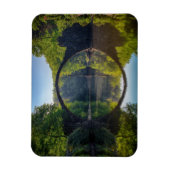 森の川に面した丸い灰色の岩橋 マグネット (縦)