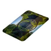 森の川に面した丸い灰色の岩橋 マグネット (左側)