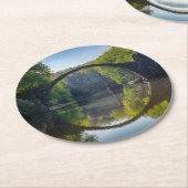 森の川に面した丸い灰色の岩橋 ラウンドペーパーコースター (アングル)