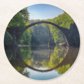 森の川に面した丸い灰色の岩橋 ラウンドペーパーコースター (正面)