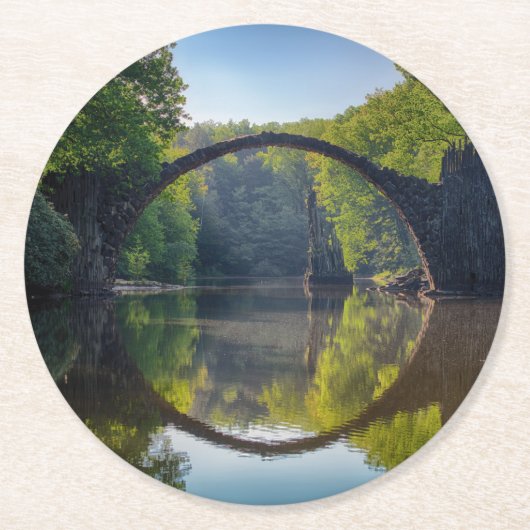 森の川に面した丸い灰色の岩橋 ラウンドペーパーコースター (正面)