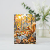 森の床でドングリを集めるリス ポストカード (スタンド正面)