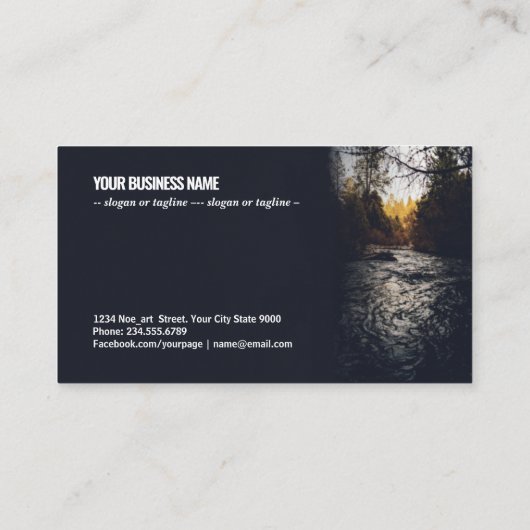 森の木々の間の川の垂直なショット 名刺 (裏面)