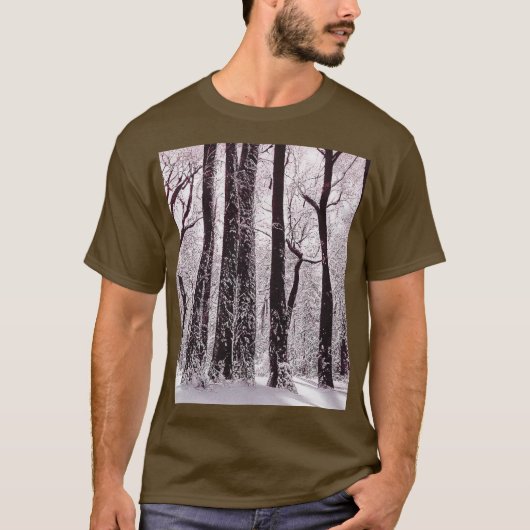 森の木々 雪景色の冬の風景 Tシャツ (正面)