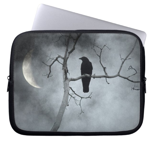 森の木のカラス ラップトップスリーブ (正面)