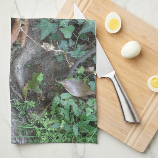 森の木の幹とツタ キッチンタオル (四つ折り)