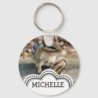 森の木の柵にすわってかわいいチムンク キーホルダー