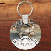 森の木の柵にすわってかわいいチムンク キーホルダー (正面)