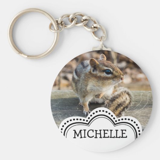 森の木の柵にすわってかわいいチムンク キーホルダー (正面)