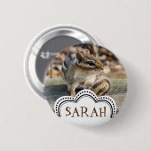 森の木の柵にすわってかわいいチムンク 缶バッジ (正面&裏面)