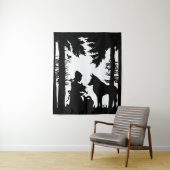 森の木の白と黒に乗るフード・ウルフ タペストリー (インサイチュ)