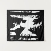 森の木の白と黒に乗るフード・ウルフ タペストリー (正面(横))